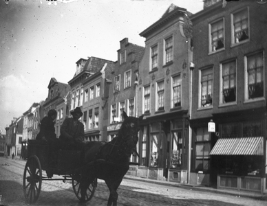 853367 Gezicht op de voorgevels van de huizen Voorstraat 7 (rechts)- hoger te Utrecht.